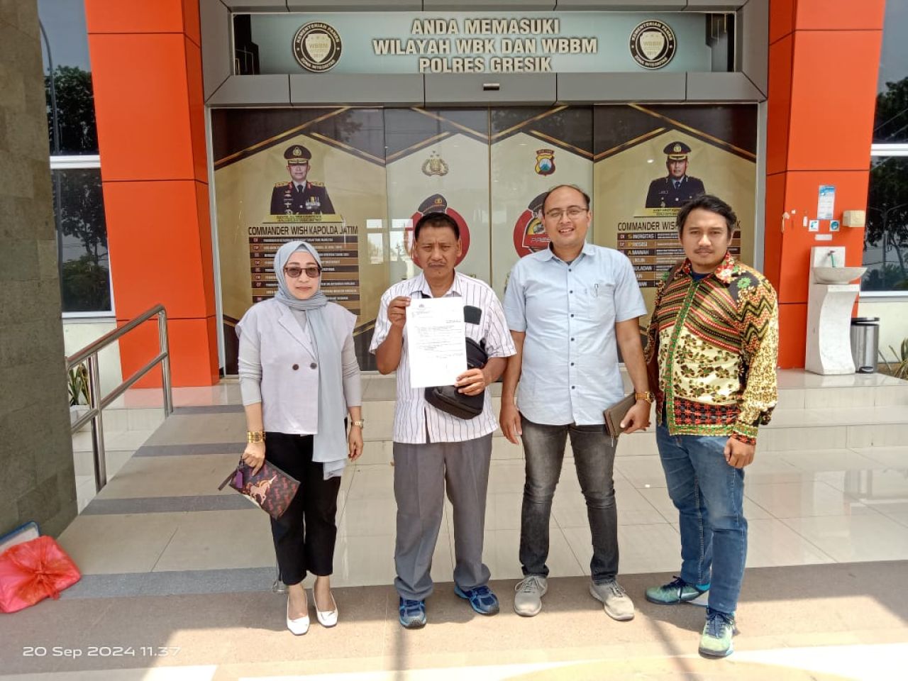 Sujiadi (kedua dari kiri) bersama Kuasa Hukumnya dari LKBH Swadek Jatim