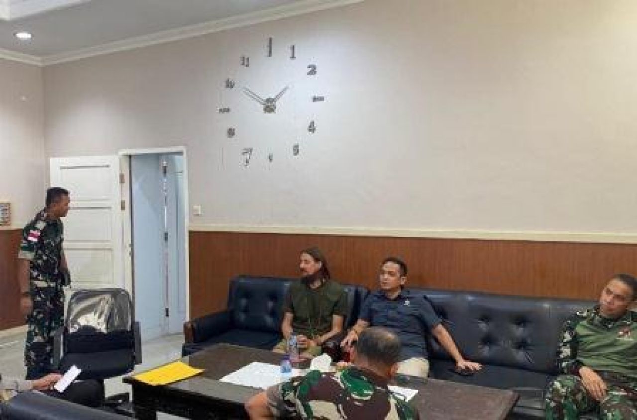 Philip Mark Martein bersama aparat TNI Polri