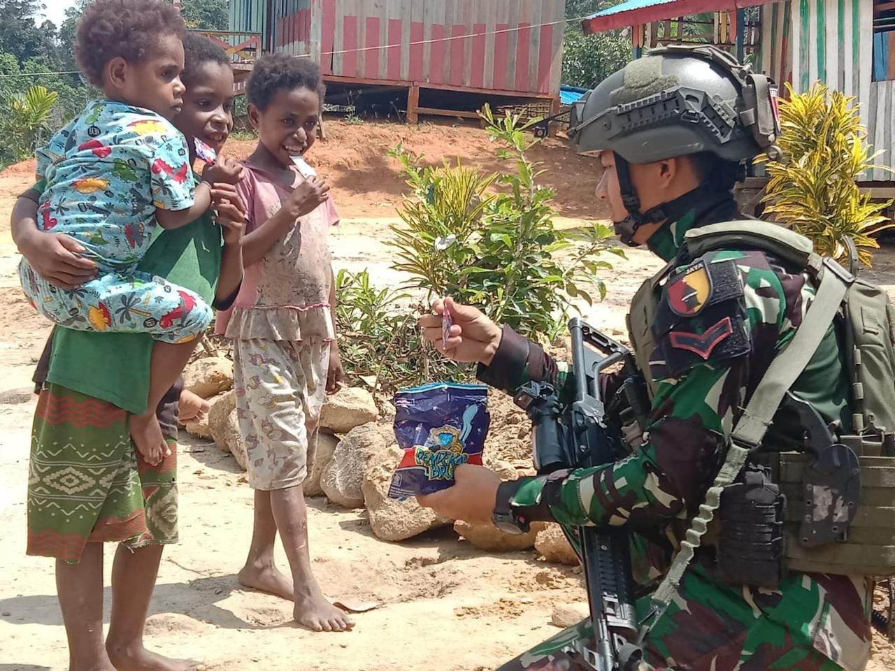 Satgas Yonif / QY bersama masyarakat Papua