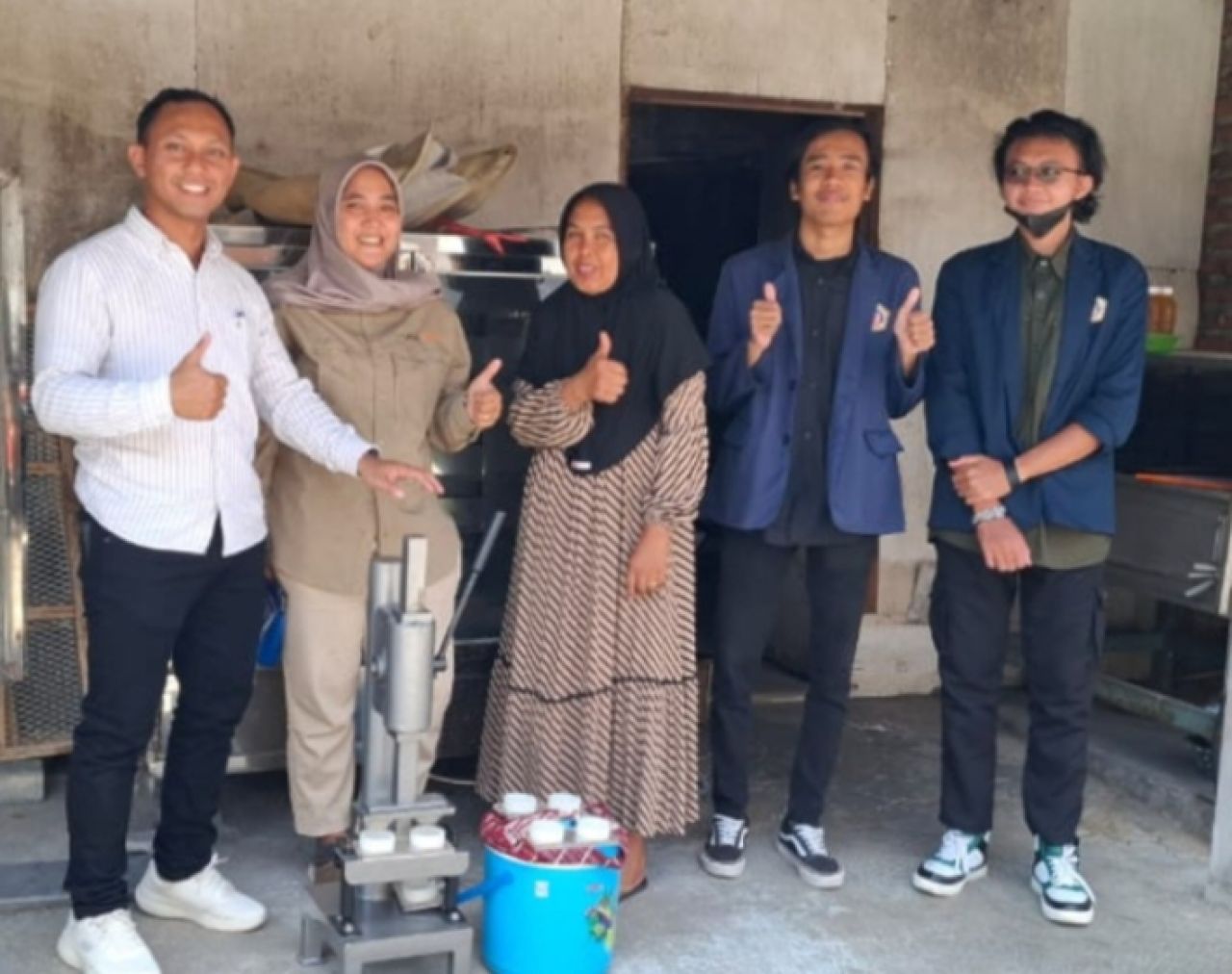 Tim PKM Dosen UWP bersama pelaku UMKM rengginang
