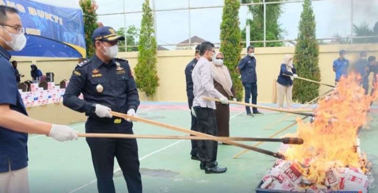 Pemusnahan 10.010.000 batang rokok ilegal