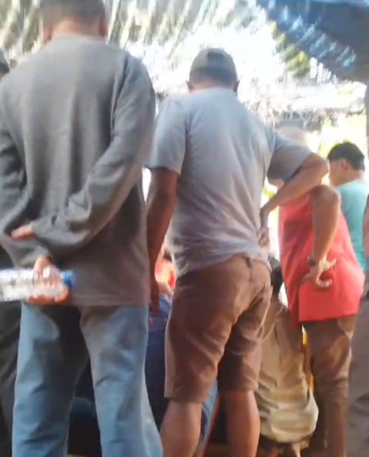 Pengunjung dan pemain sabung ayam di Desa Tanjung Kenongo