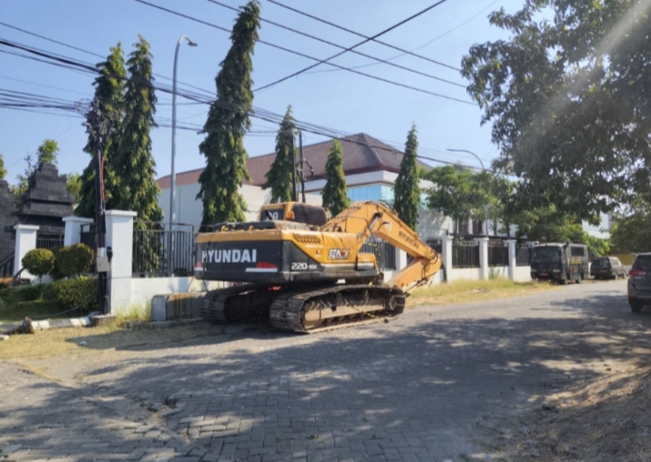 Excavator yang jadi alat bukti tambang ilegal di depan kantor Kejari Kabupaten Gresik