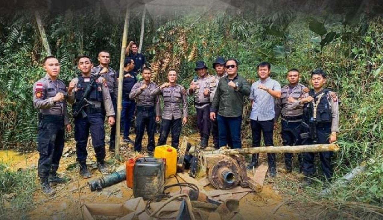 Personel Polres Bengkayang dan barang bukti tambang ilegal