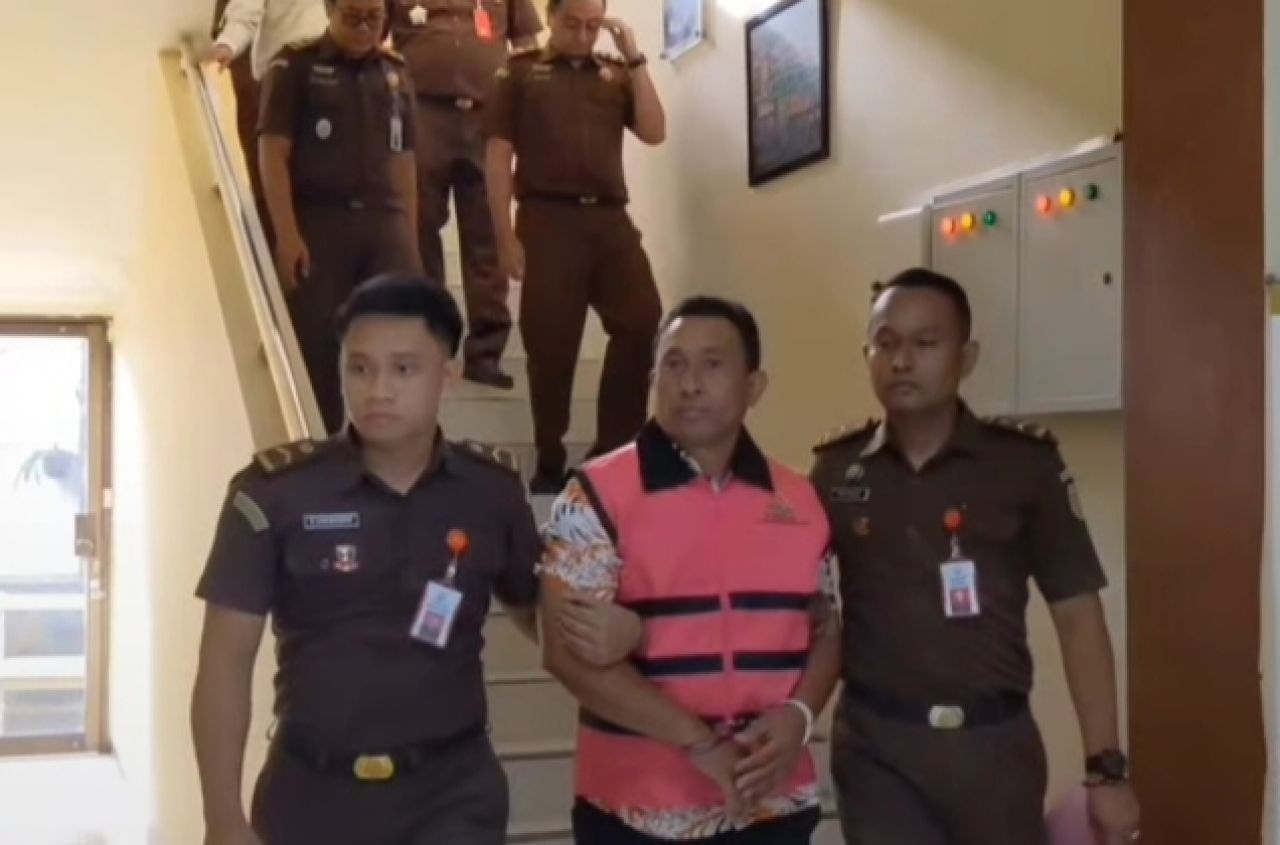 Suratman (pakai rompi) saat digelandan petugas Kejari Tulungagung