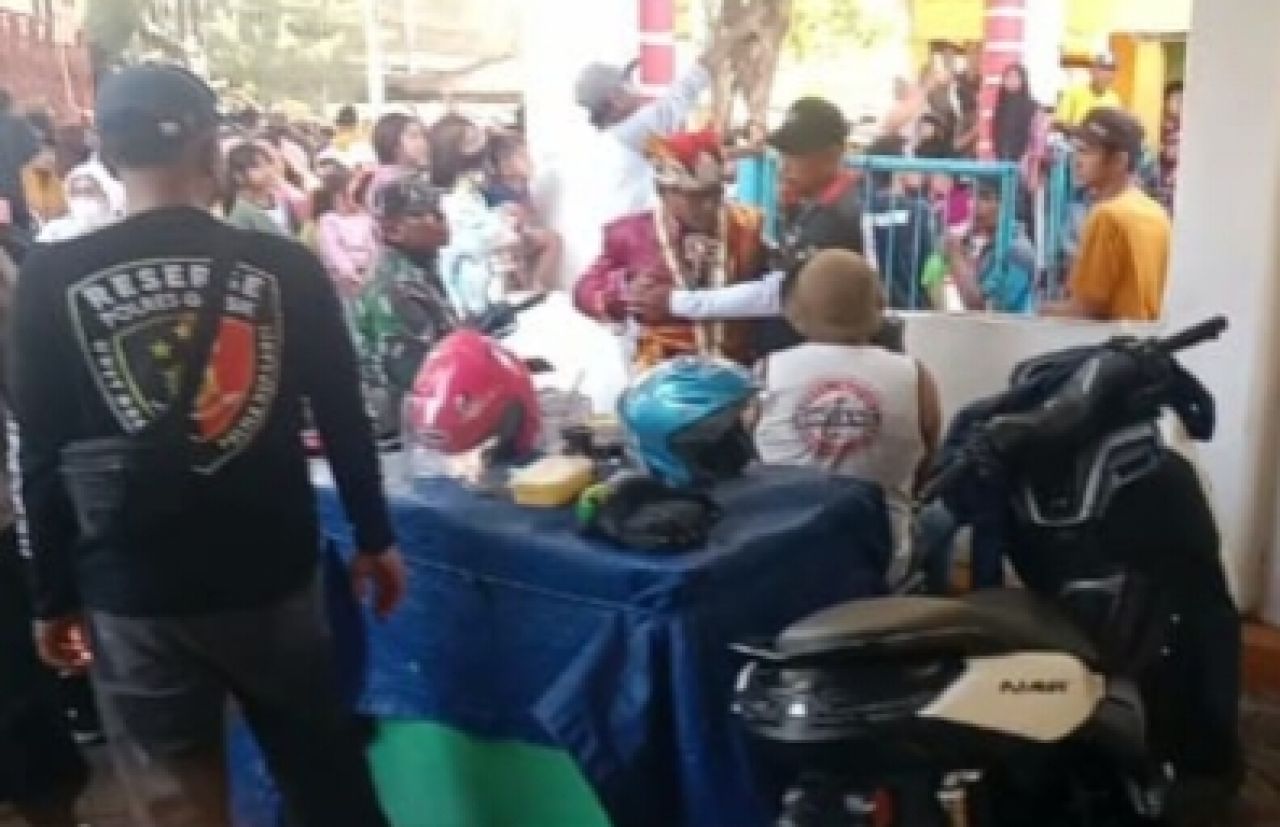 Tampak seorang berkaos dengan tulisan "Bir Bintang" ditegur Kades Sidowungu