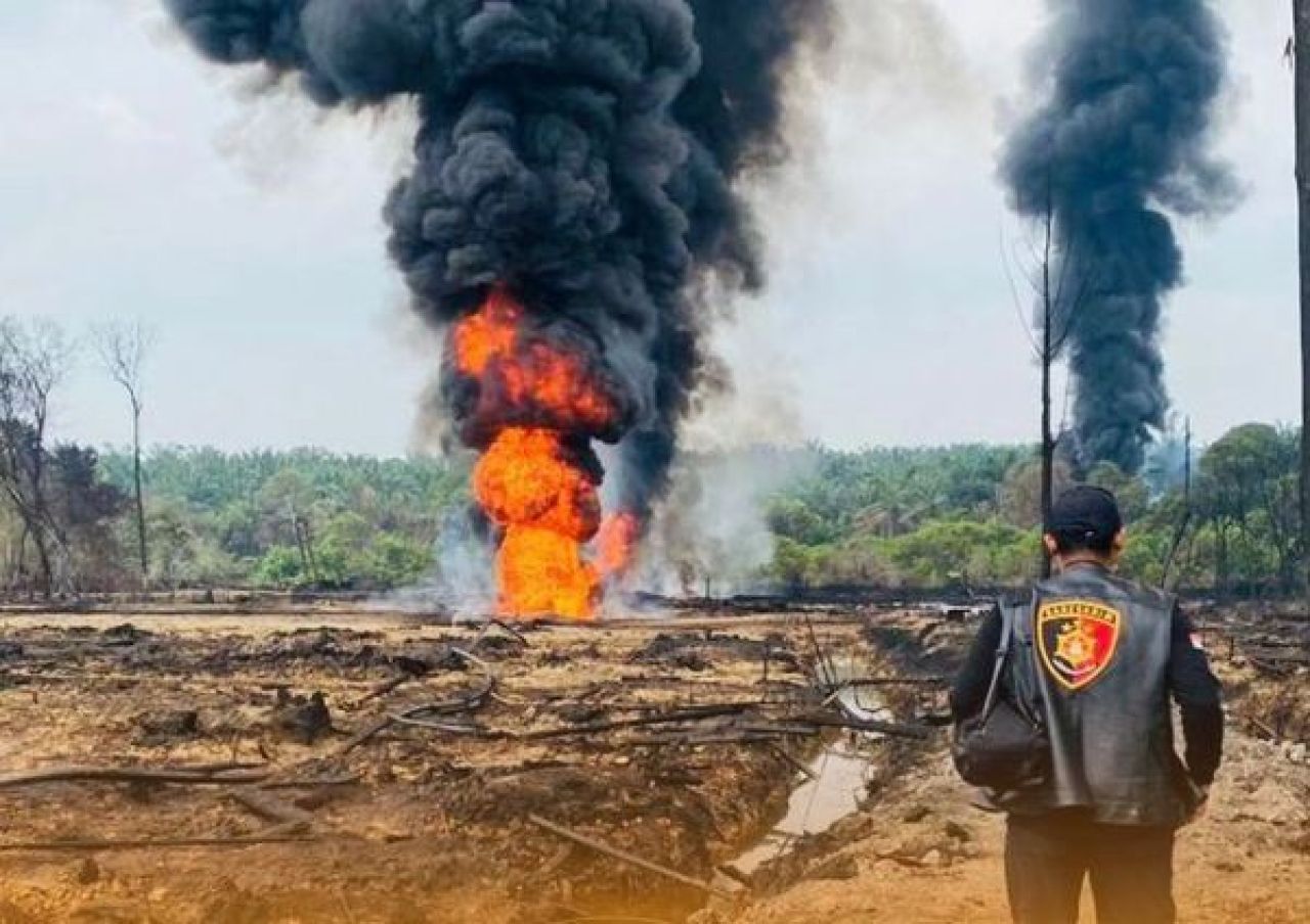Polisi mengecek pipa di Sungai Dawas