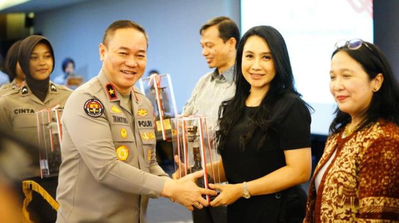 Brigjen Pol Trunoyudo Wisnu Andiko menyerahkan cindera mata