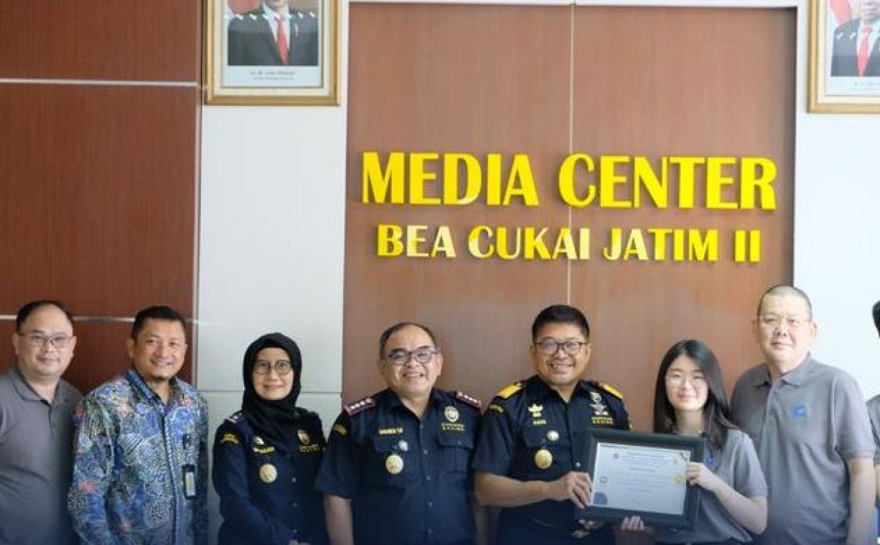 Penyerahan izin fasilitas kawasan berikat dari Kanwil Jatim II
