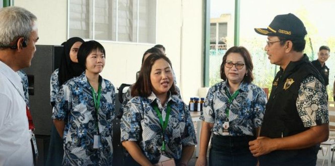 Tri Hartana berbincang dengan PT Natural Essence Indonesia