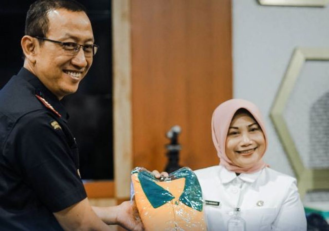 Penyerahan 1.199 potong baju pelindung kerja dan 1.238 pasang sepatu safety