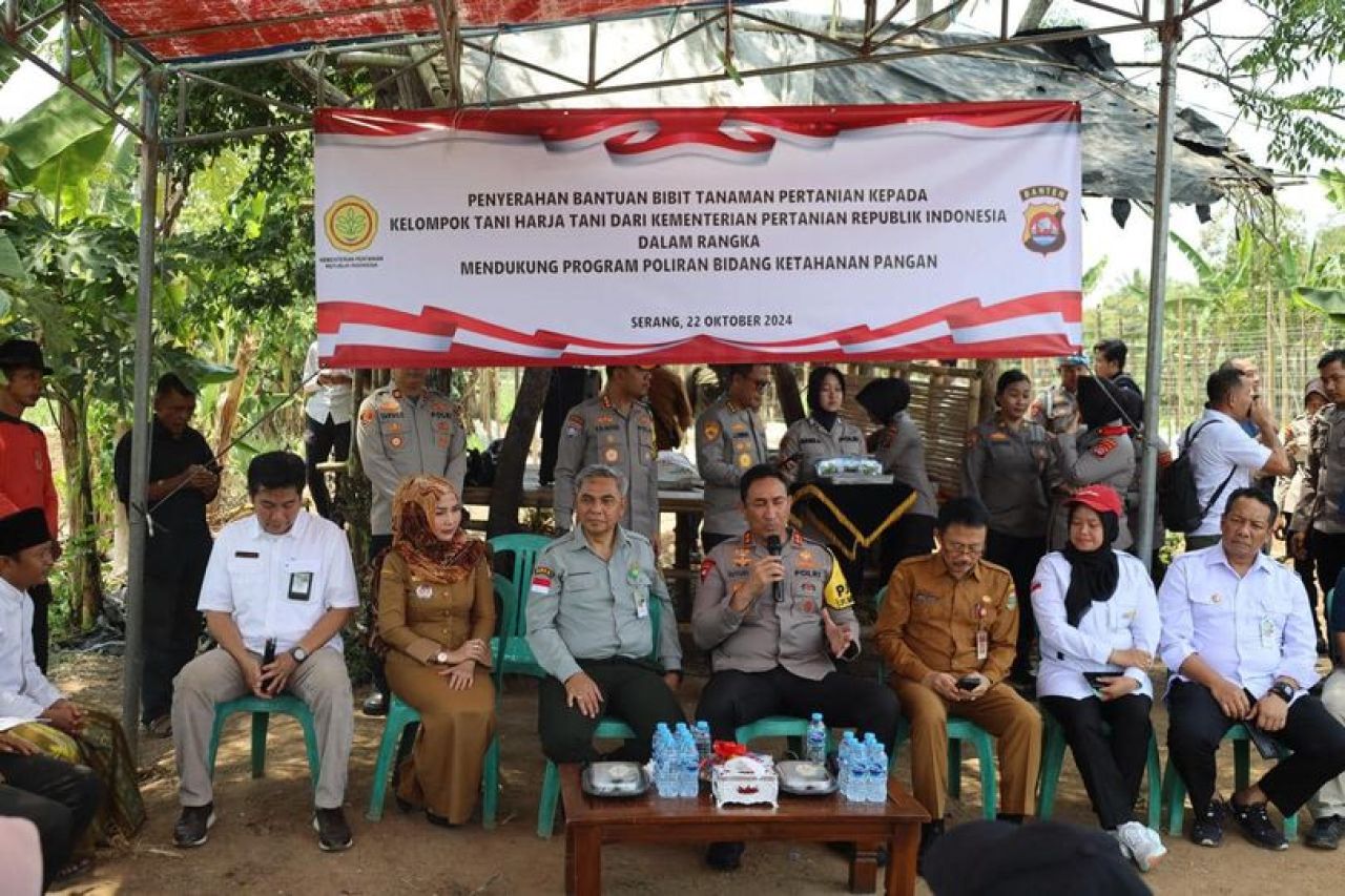 Penyerahan alat bantuan pertanian di Polda Banten