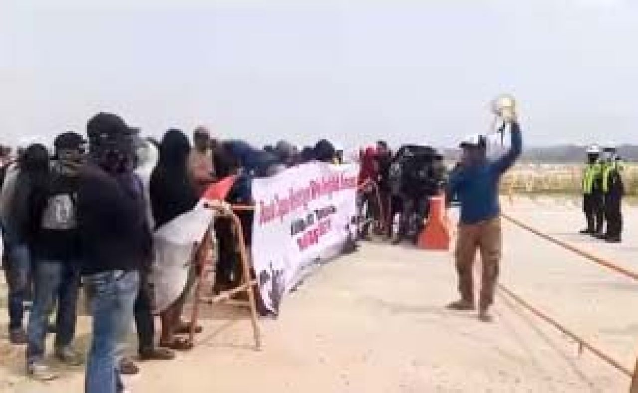 Demo warga ke pabrik PT Freeport Indonesia di kawasan KEK JIIPE