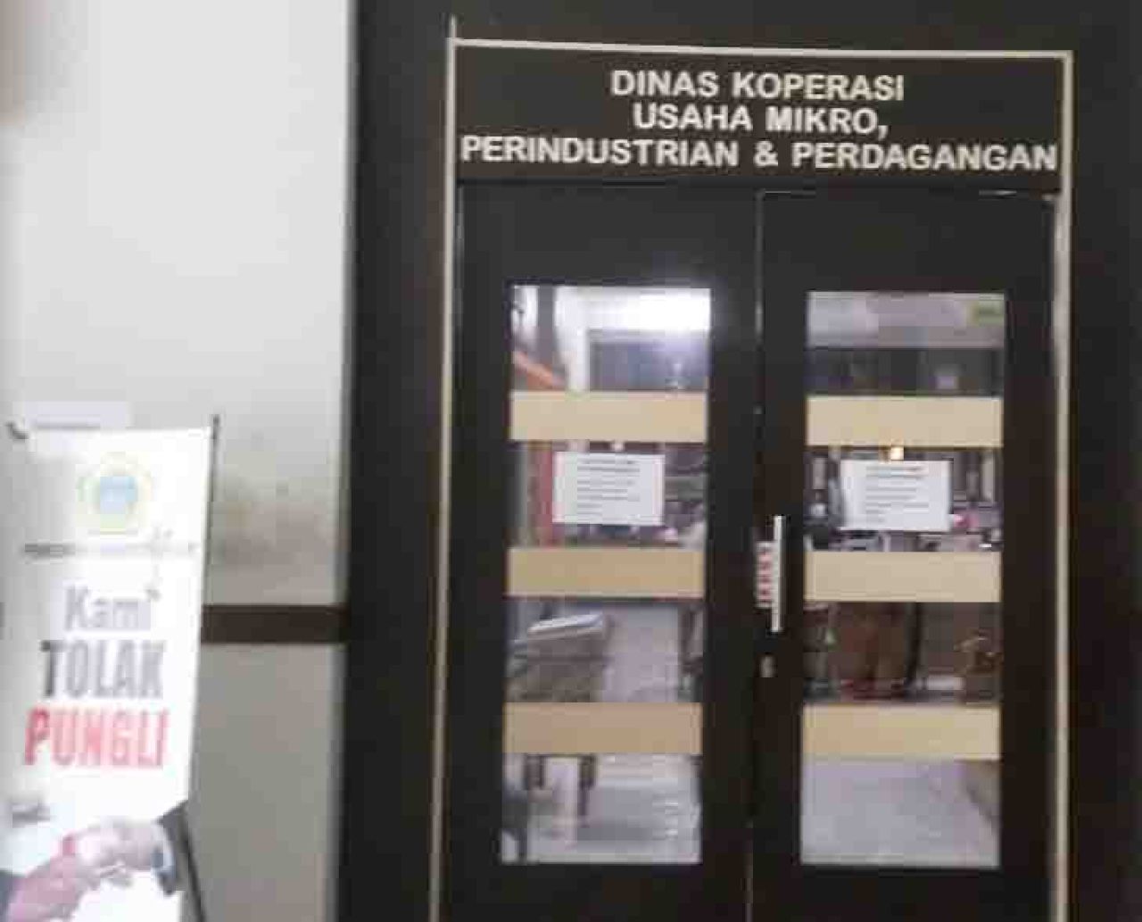 Ruang tunggu kantor Diskoperindag Gresik