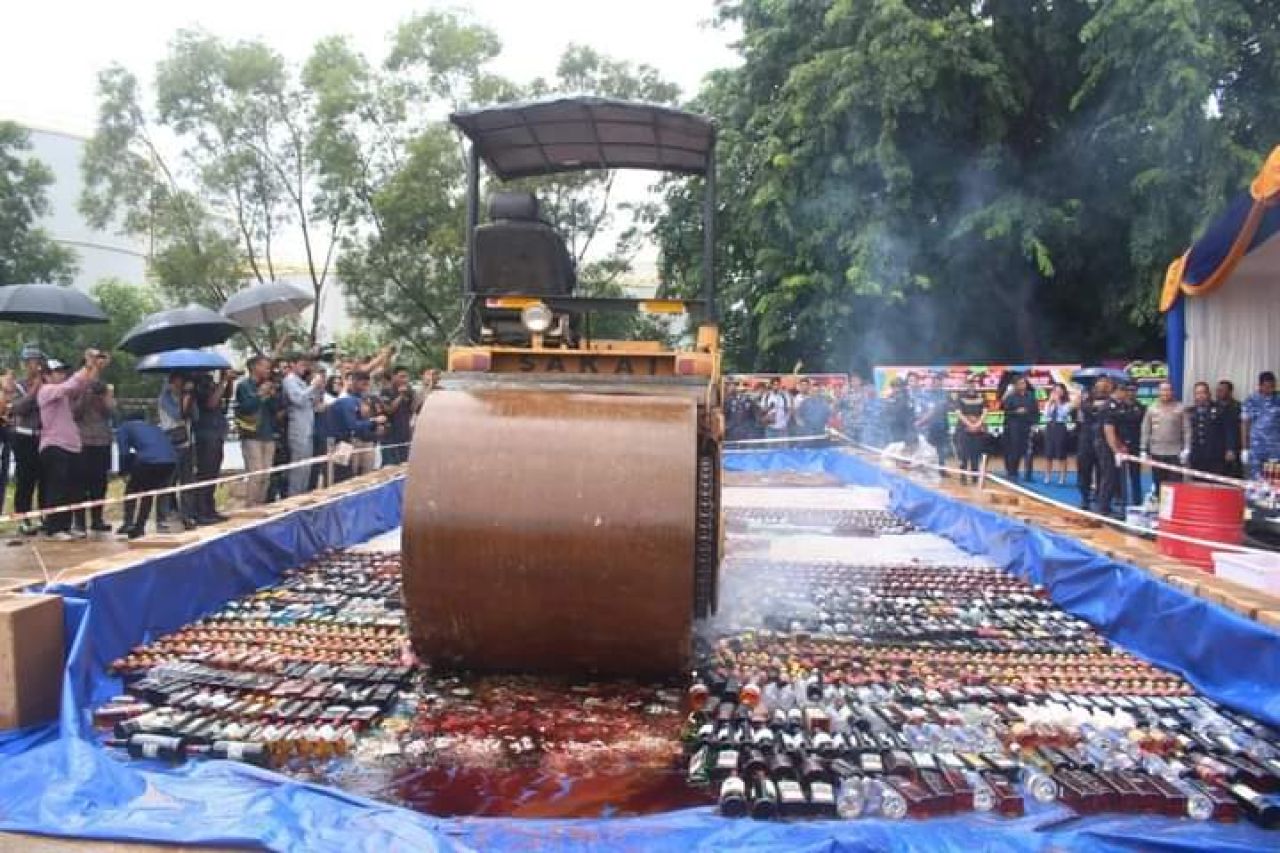 Pemusnahan barang ilegal oleh petugas Bea Cukai Batam