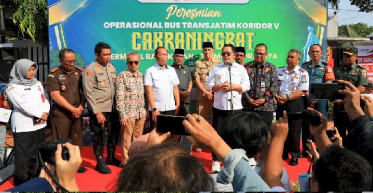 Pj Gubernur Jatim dan Pj Bupati Bangkalan beserta jajaran dan tokoh meresmikan operasional Bus Trans Jatim rute Surabaya-Bangkalan