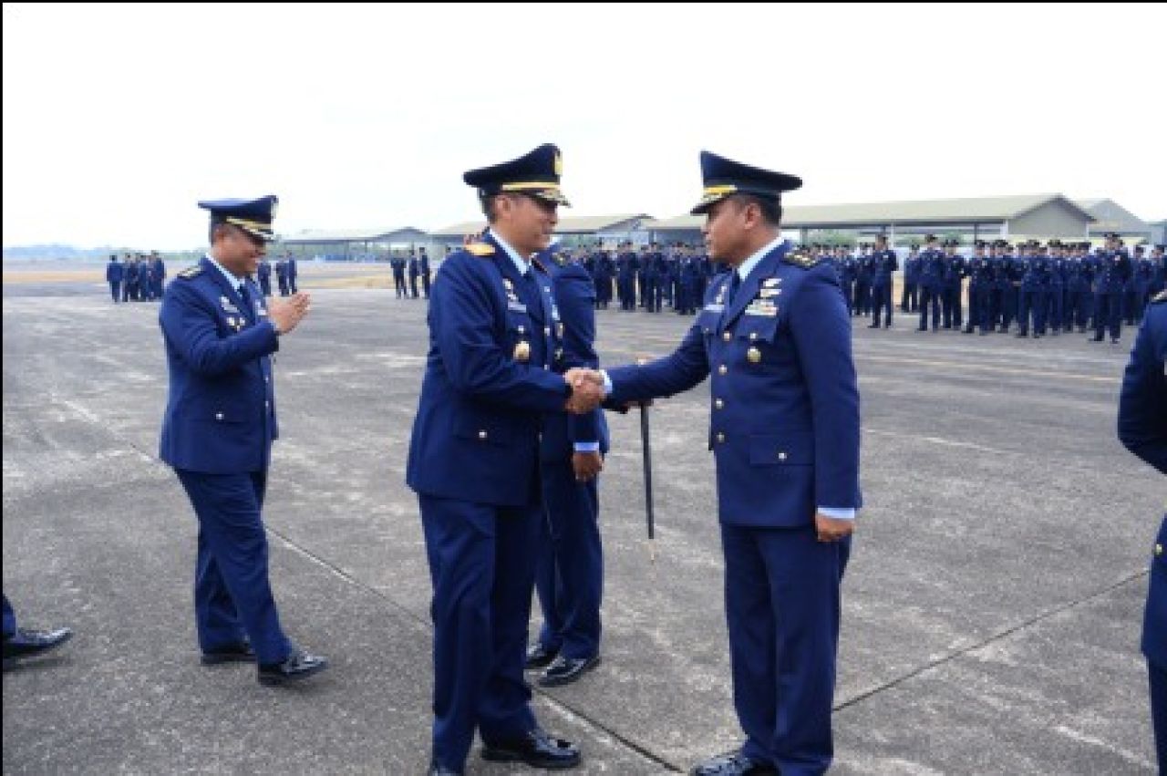 Marsma TNI Bonang Bayuaji G., memberikan ucapan selamat kepada 94 personel