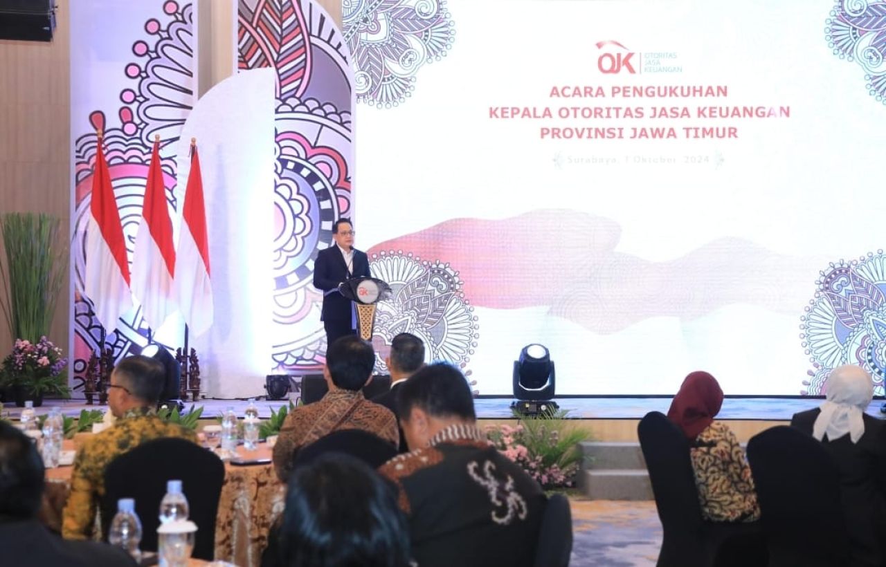 Pj Gubernur Jatim saat sambutan di acara pengukuhan Kepala OJK Jatim