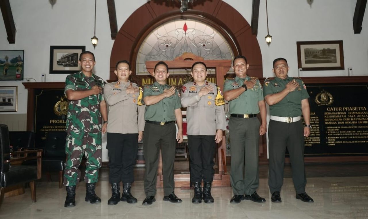 Pasma Royce bersama Dandim Surabaya Utara dan pejabat Polrestabes Surabaya