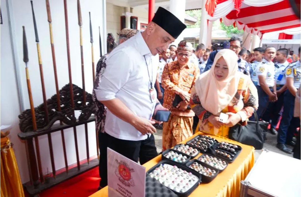 Pj Bupati Bangkalan melihat barang yang dipamerkan