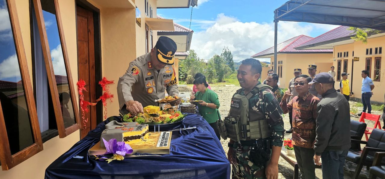 Pyoneresmian rumah dinas Polres Pegunungan Bintang dan merayakan ulang tahun Kapolres Pengunungan Bintang, AKBP Anto Seven