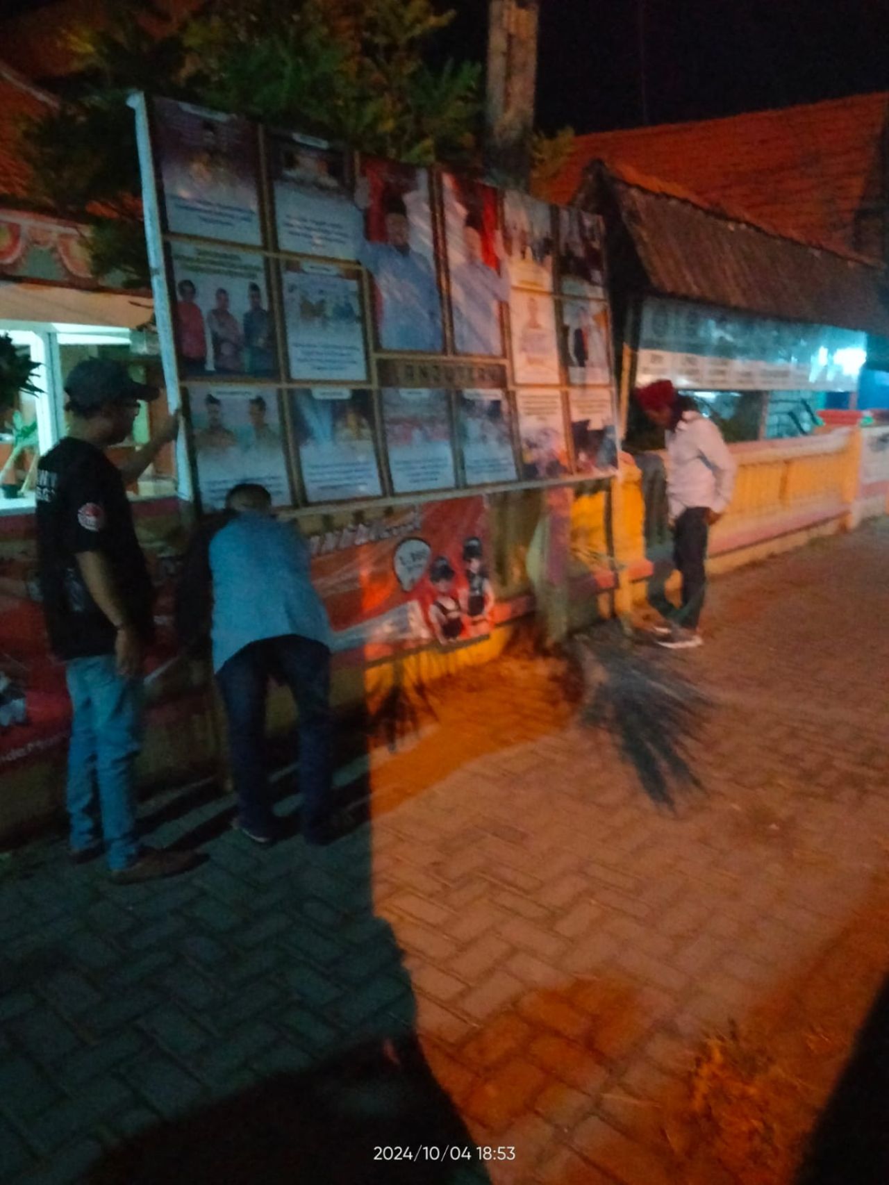 Alat peraga kampanye paslon nomor urut 1 di depan Kantor Desa Sukowati