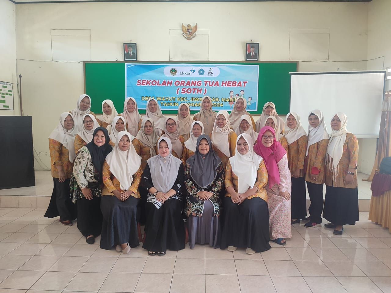 Peserta dan guru Sekolah Orang Tua Hebat
