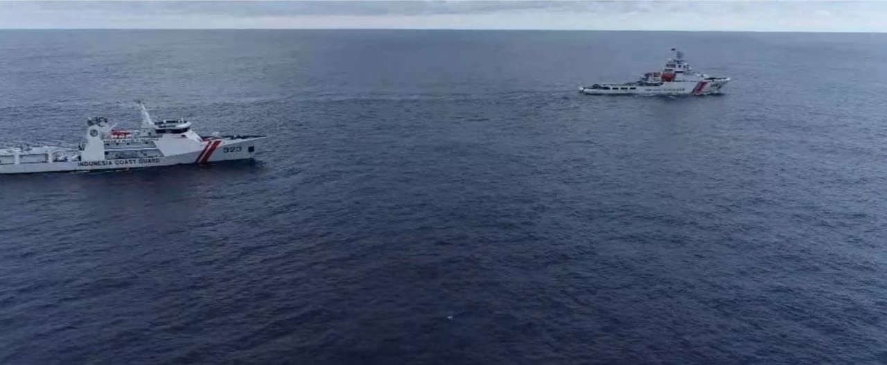 Kapal Bakamla usir apal China Coast Guard-5402