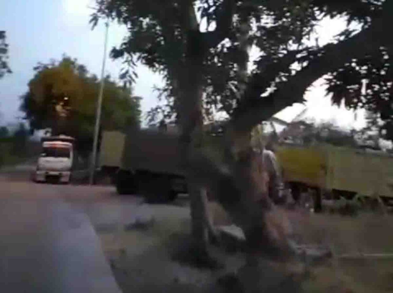 Dump truk pengangkut tambang di Desa Kutogirang