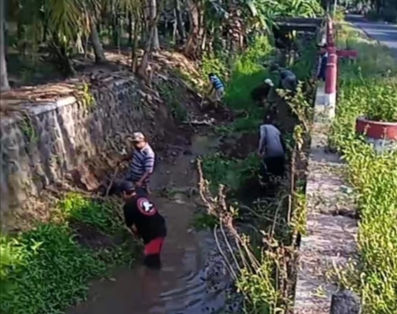 Warga Buk Petung gotong royong bersihkan lingkungan