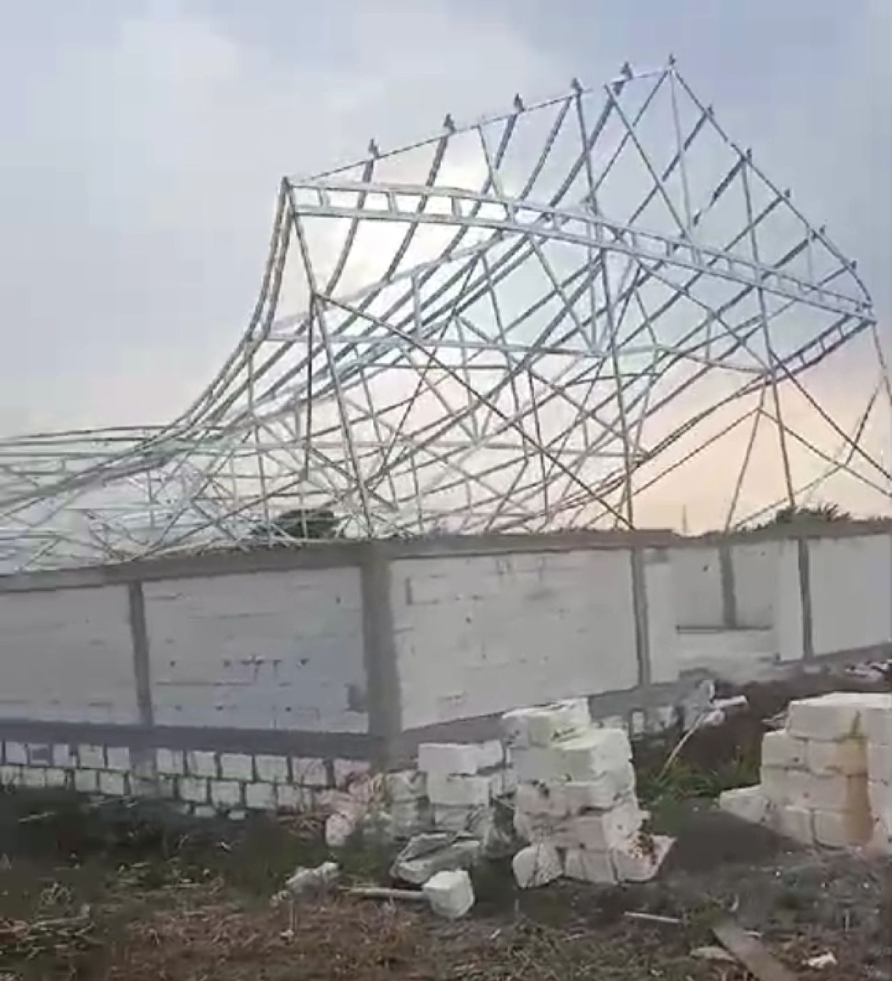 Atap bangunan lumbung pangan ambruk