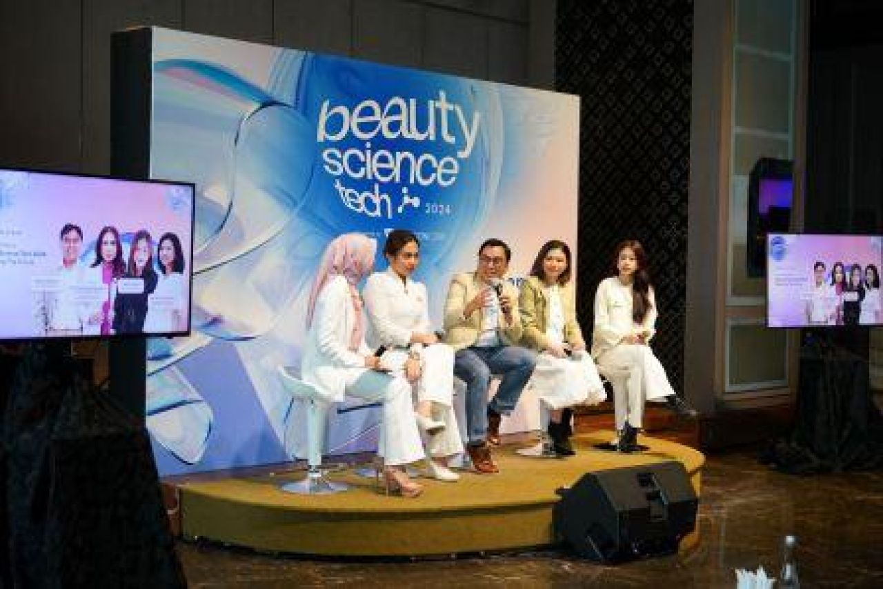[Ki-Ka] Dr. dr. Dhelya Widasmara Sp. DVE., FINSDV., FAADV, Salman Subakat, Clarissa A. Gunawan dan Irene Suwandi