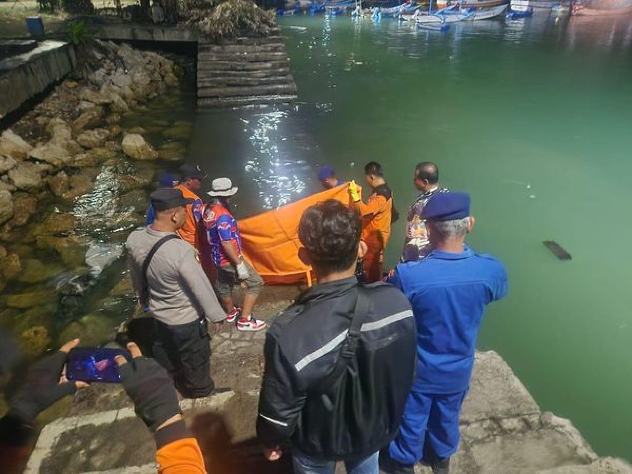 Evakuasi jasd Roni Josua Simanjuntak
