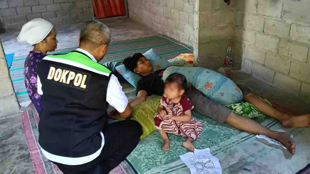 Salah satu korban keracunan massal diperiksa Dokpol