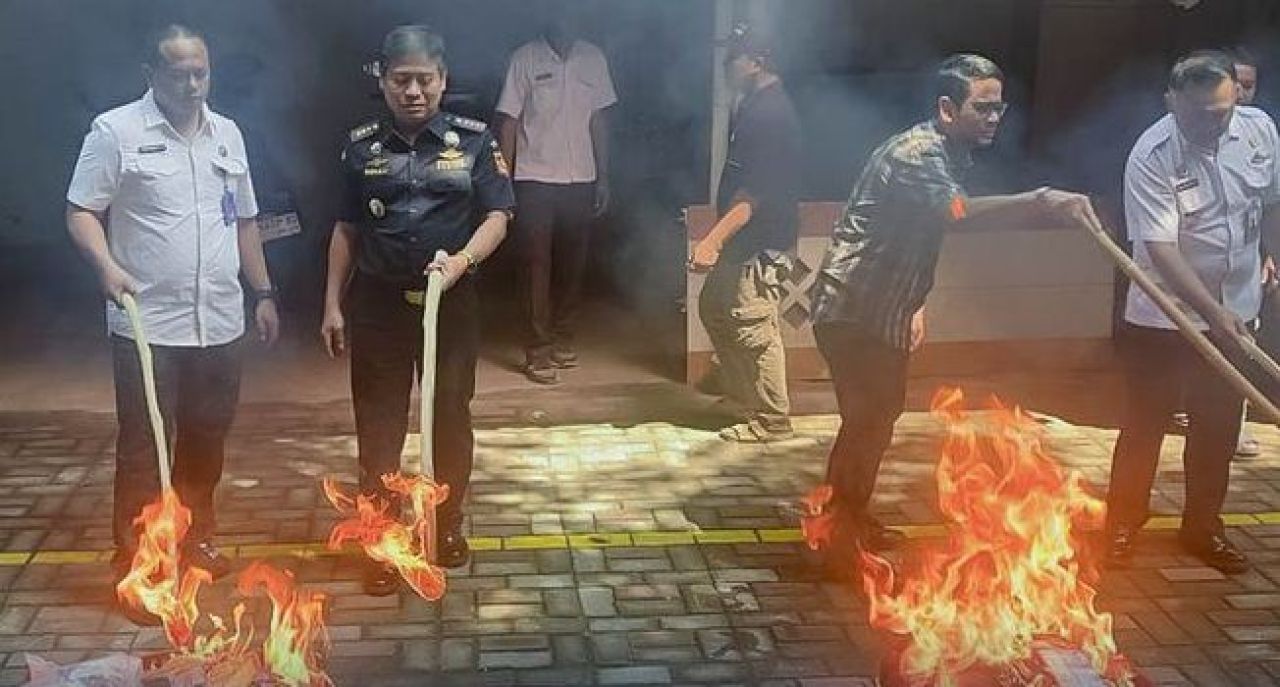Pemusnahan narkotika, obat terlarang, alat komunikasi ilegal, alat produksi, uang palsu