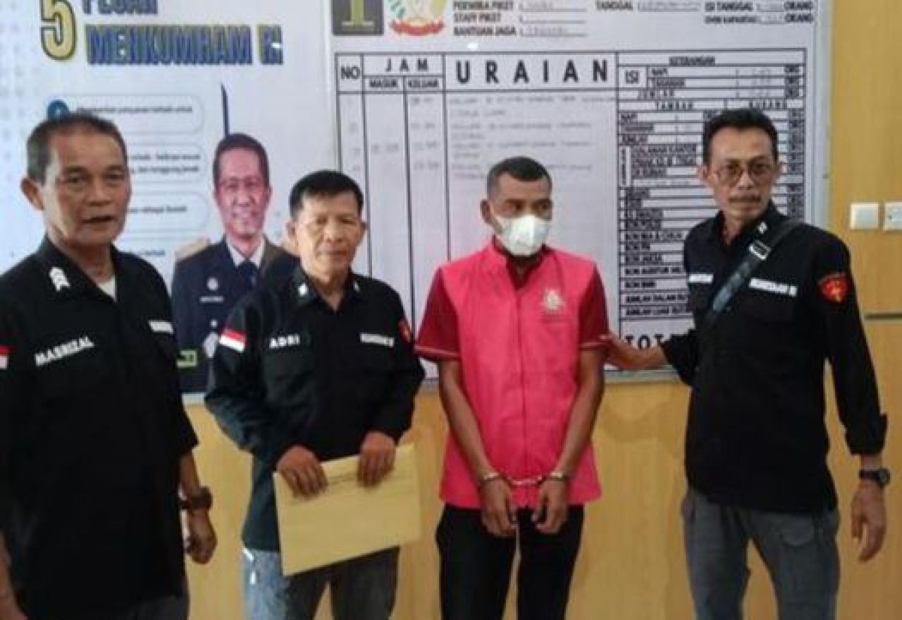 Mantan Plt Kabag Umum Sekretariat Pemkab Dharmasraya, AC (pakai rompi)