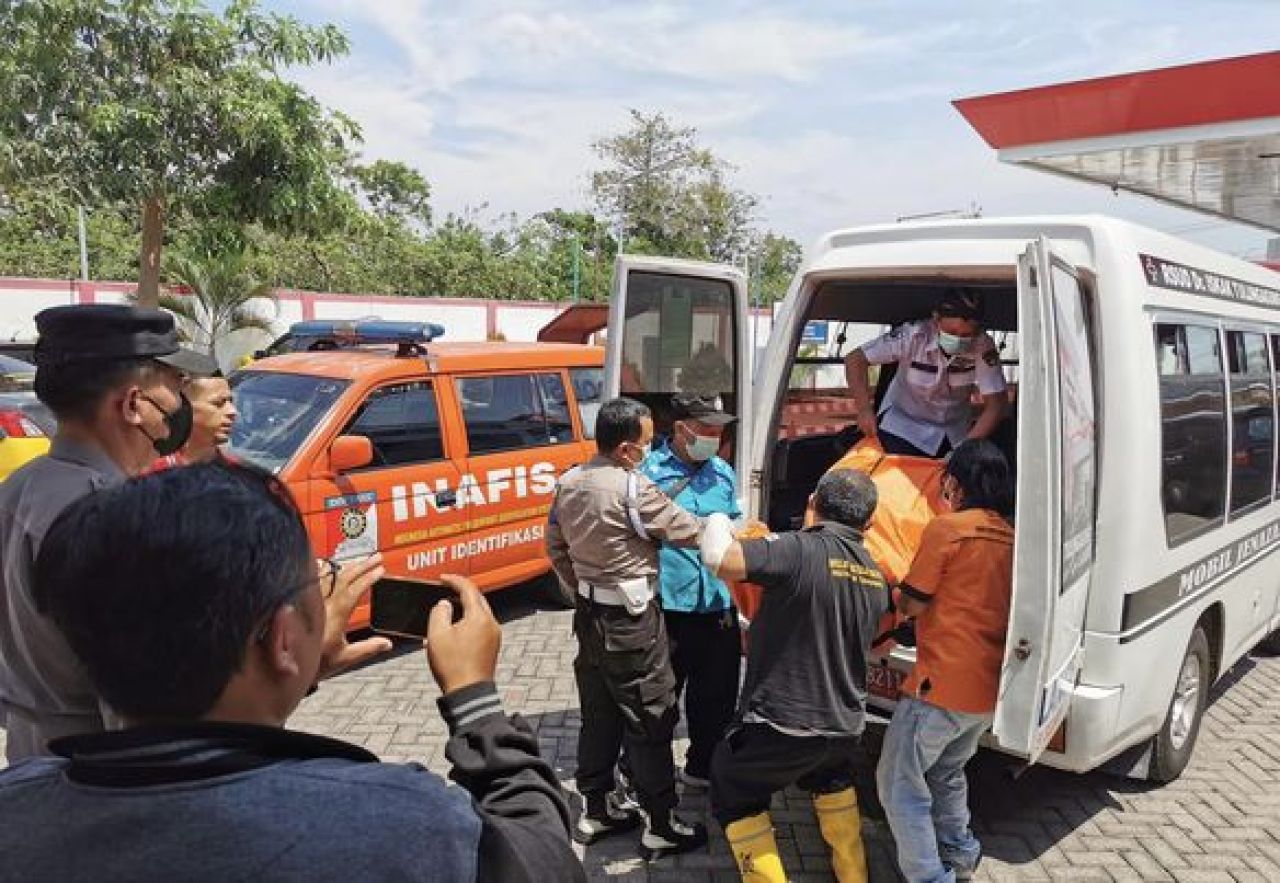Jasad Puguh Widodo dibawa ke Ambulance