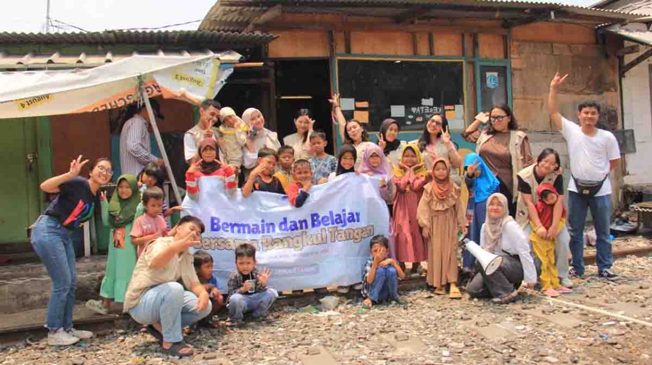 Kegiatan Fun-Learning Rangkul Tangan di Kampung Dao Pademangan Large