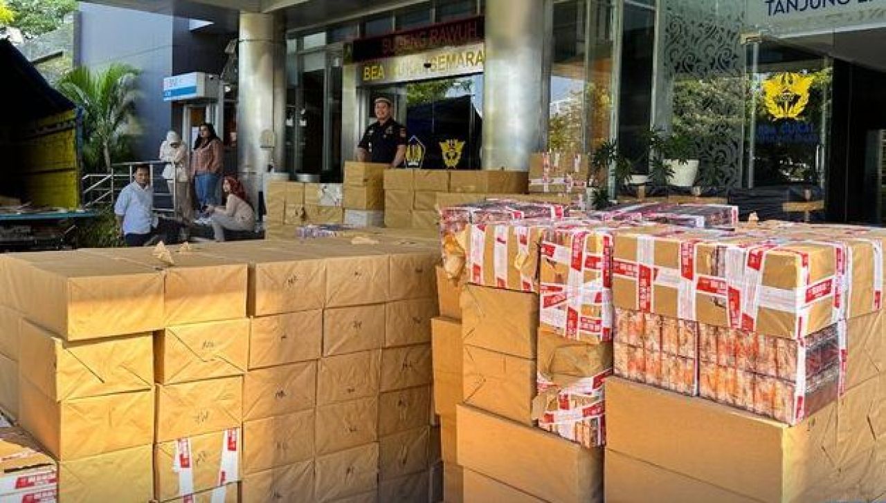 Bea Cukai Semarang gagalkan distribusi pengiriman jutaan batang rokok ilegal