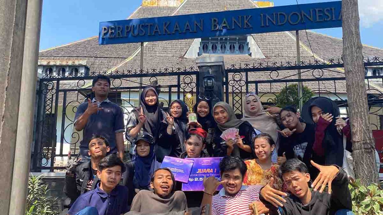 Crew Teater Geo usai meraih juara 1 Lomba Drama Teatrikal di Gedung Perpustakaan Bank Indonesia