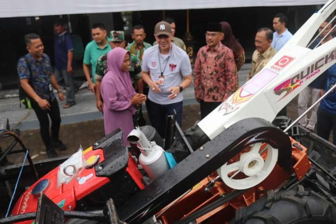 Penyerahan tiga unit hand tractor