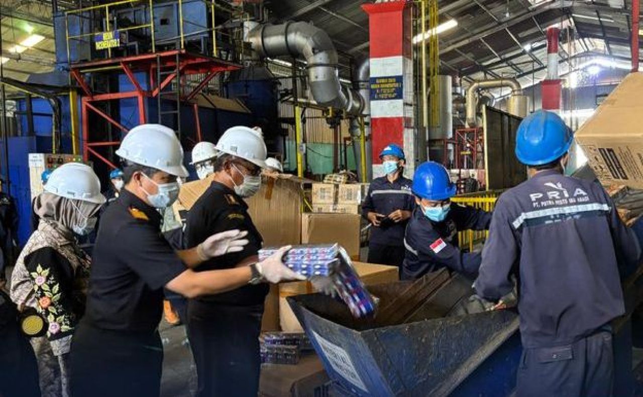 Pemusnahan jutaan batang rokok dan ribuan liter minuman keras