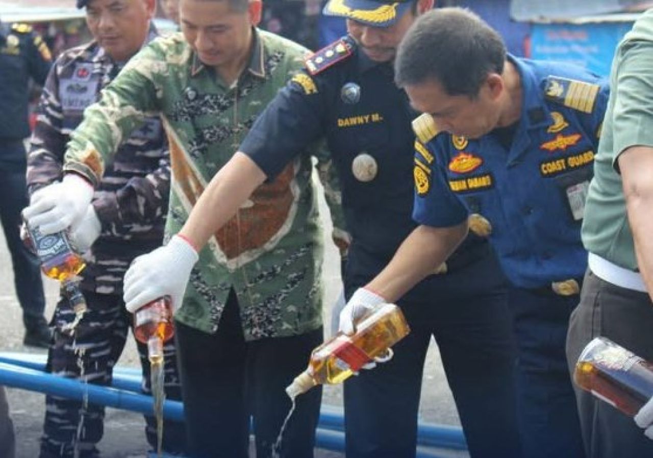 Pemusnahan barang ilegal oleh Bea Cukai Parepare