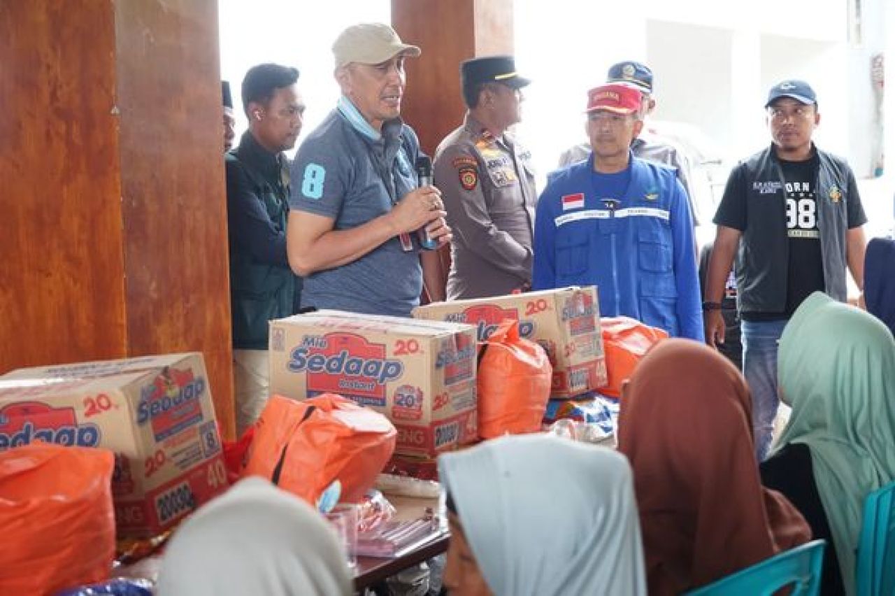 Penyerahan bantuan ke korban puting beliung