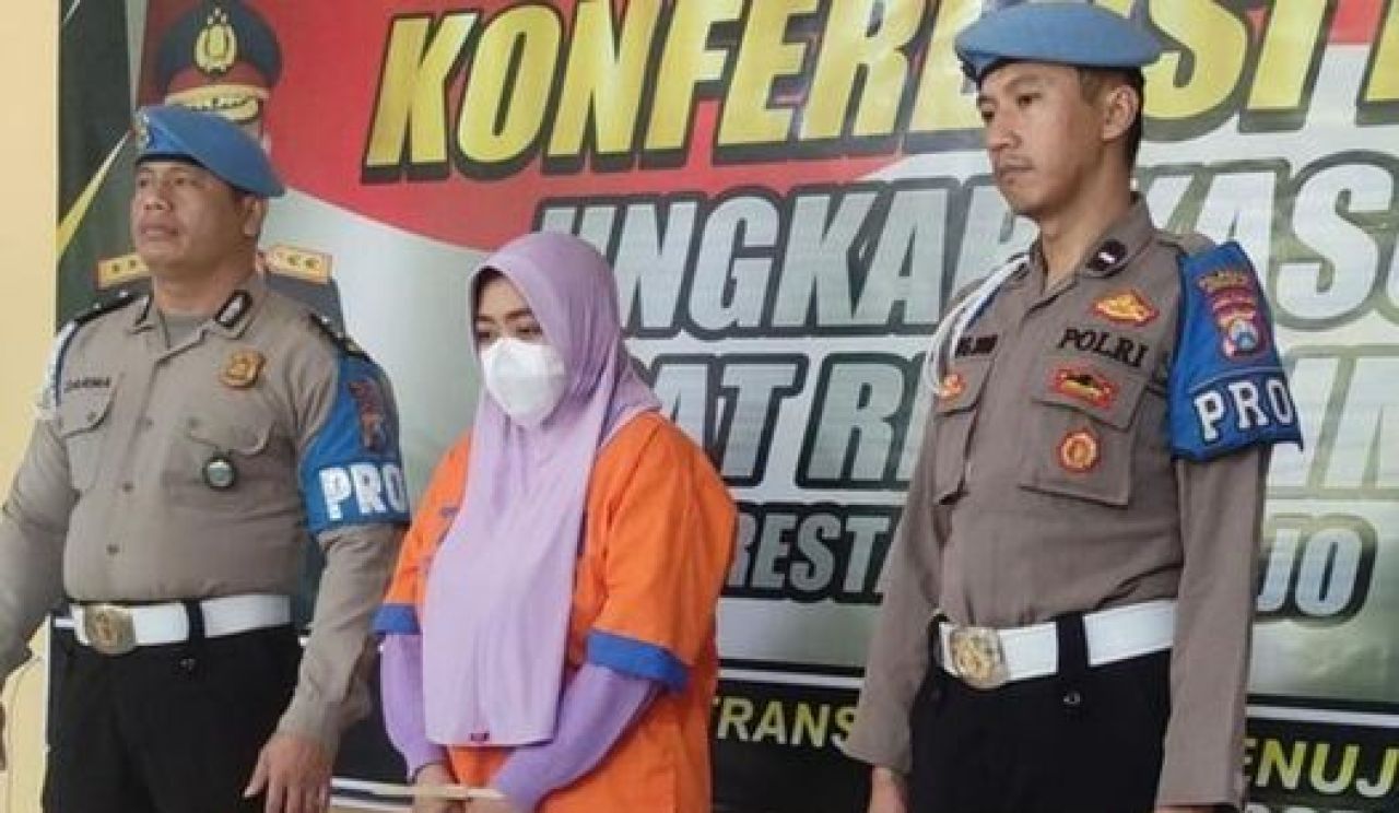 Fatimatu Zahro (memakai baju tahanan)