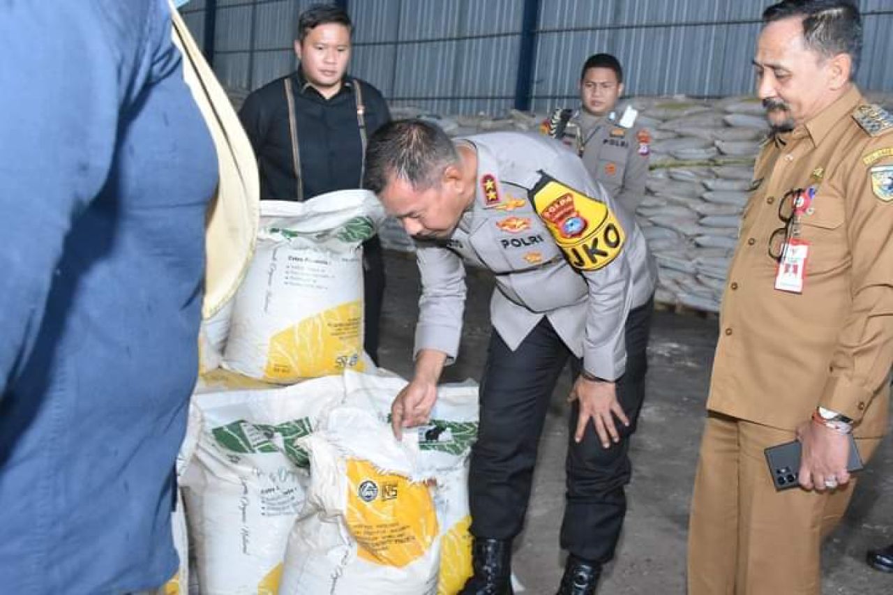 Kapolda Kalsel memeriksa pupuk yang tidak punya izin edar
