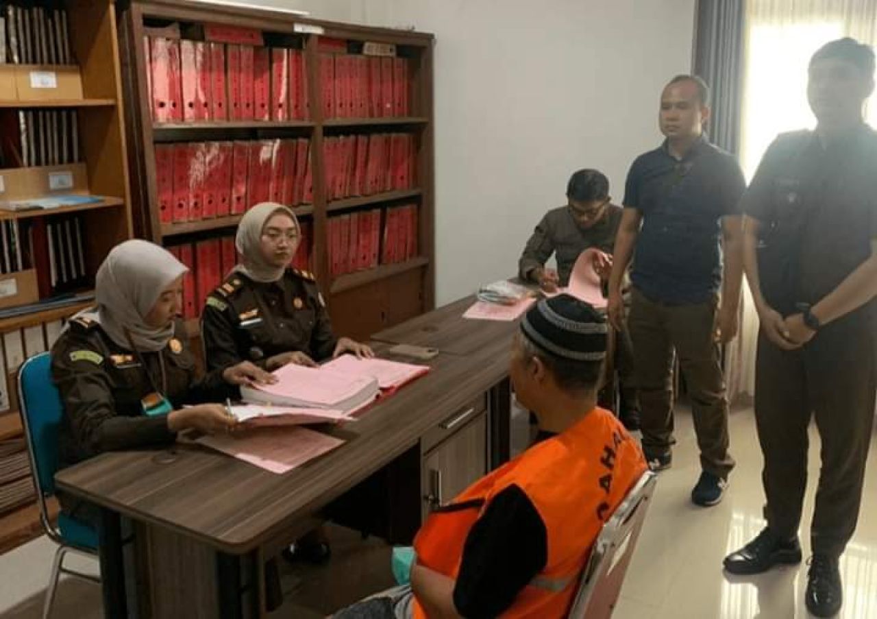 Harjono (pakai rompi) saat pelimpahan kasus