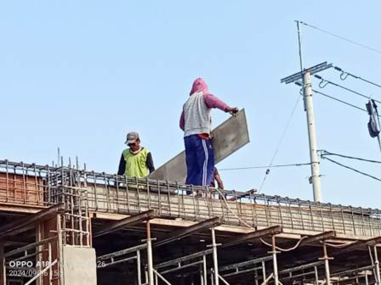 Pekerja proyek pembangunan Taman Bahari Mojopahit