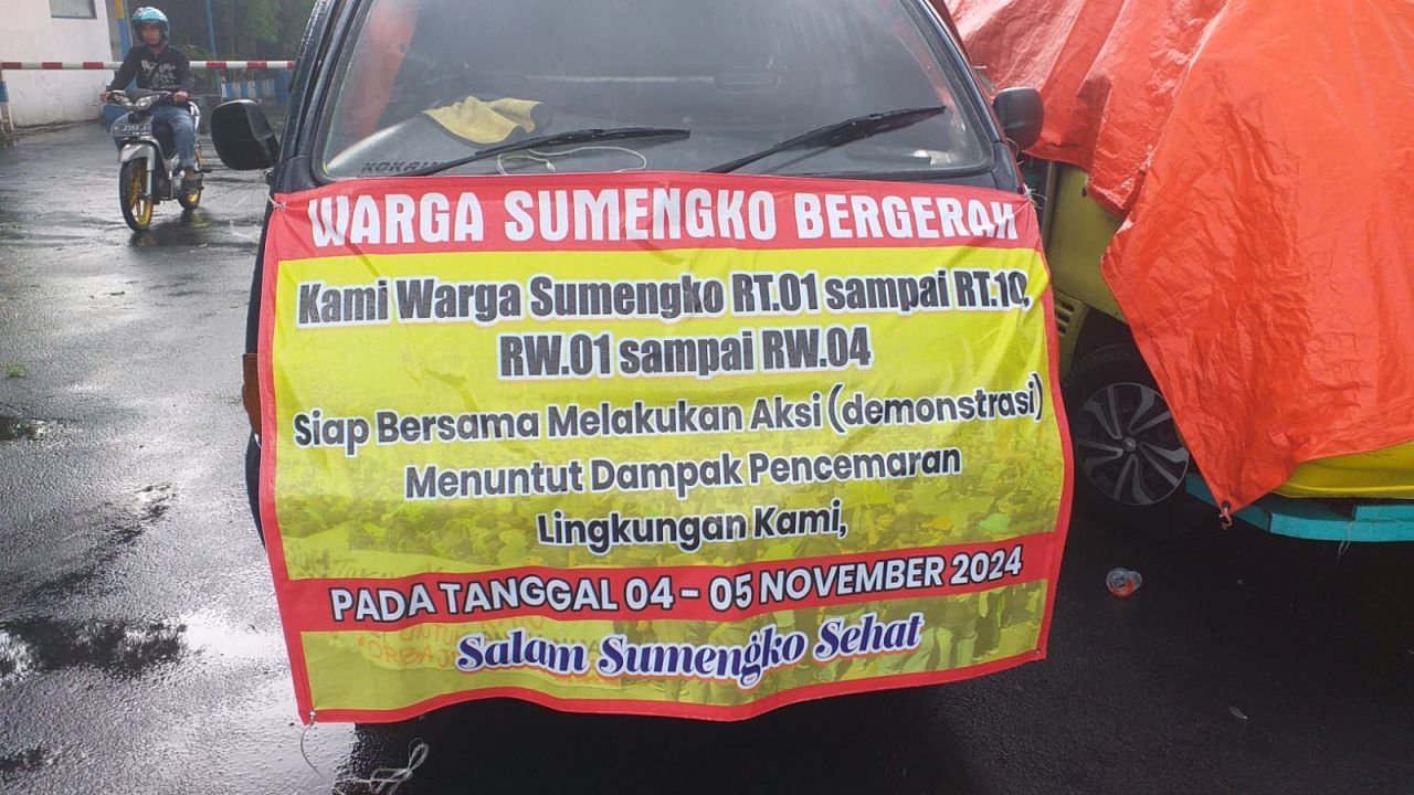 Warga Desa Sumengko, Kecamatan Wringinanom, Kabupaten Gresik, Jawa Timur, menggelar aksi unjuk rasa di depan PT Adiprima Suraprinta