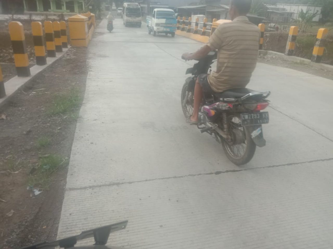 Jalan di Desa Cinandang